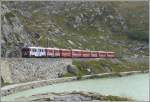 R1638 erreicht von Tirano kommend den Lago Bianco auf dem Berninapass. Gezogen wird der Zug von den beiden ABe 4/4 III 51  Poschiavo  und 55  Diavolezza . (10.09.2008)