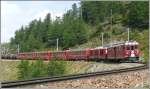 R1635 mit ABe 4/4 II 46 und der Gem 4/4 802 *Murmeltier  bremsen den stattlichen Zug nach Alp Grm hinunter. Wie so viele Zge am Bernina fhrt auch dieser Gterwagen mit sich, hier drei leere Zisternenwagen. (10.09.2008)