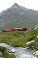 RhB - Regionalzug 1635 von St.Moritz nach Tirano am 17.08.2008 kurz nach Bernina Lagalb mit Triebwagen ABe 4/4 II 41 - ABe 4/4 II 42 - B 2309 - B 2313 - B 2464 - B 2458 - AB 1545 - BD 2478
