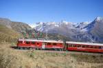 RhB Regionalzug 470 von Tirano nach St.Moritz am 11.10.1999 Einfahrkurve Alp Grm mit Triebwagen ABe 4/4 III 51 - B 2233 - B 2314 - DZ 4037 B 2309 - Sbkv 7704 - Hinweis: Einfahrkurve ist heute auf