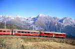 RhB - Regionalzug 445 von St.Moritz nach Tirano am 11.10.1999 Ausfahrt Alp Grm mit Triebwagen ABe 4/4 III 52 - BD 2473 - AB 1545 - B 2460 - Lbv 7851 - Hinweis: Kurve hat heute ein Vierschienengleis mit Kurveninnenmasten
