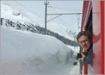 Zum Glck gibts noch Fenster zum ffnen bei der RhB und Stefan geniesst die Frhlingssonne, die allerdings fast aussichtslos gegen den vielen Schnee ankmpft,wie hier bei Bernina Diavolezza, (02.03.2009)