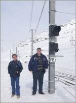Dank des vielen Schnees auf dem Berninapass knnten Tobias und Stefan schon mal bequem die Signallampen wechseln. (02.03.2009)