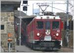 BerninaExpress 953 mit ABe 4/4 II 42 verlsst die obere Galerie und fhrt in Alp Grm ein.