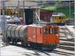 De 2/2 rangiert in Poschiavo einen Kesselwagen, whrenddem sich Oldtimer Be 4/4 I 34 hinter dem Depot versteckt. (06.05.2009)