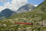 Zug 1646 erklimmt am 31.7.2008 mit TW 52 und 54 die letzten Meter vor dem Lago Bianco.