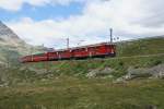 Kurz vor dem Erreichen der Passhhe befinden sich am 11.8.09 die beiden ABe 4/4 II 41 und 42 mit dem Bernina Express 973.