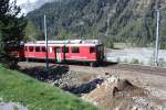 Zug des Bernina Express beim Bahnbergang  Montebellokurve 