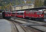 Ge 4/4 I Nr. 601 ohne Zug, bzw. Nr. 606 mit Panoramawagen warten bei leichtem Schneefall auf grnes Licht. Bahnhof Pontresina, 13. Okt. 2009, 16:09