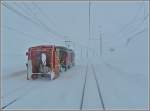 Die Hilfe fr den im Schnee festgefahrenen Bernina Express kam in Form der Schneerumer 9132 und ABe 4/4 II 44 fotografiert aus dem letzten Wagen des Bernina Express an der Station Ospizio Bernina am 24.12.09. (Hans)