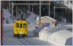 Arbeiter, die die Stationen vom Schnee befreien, verschieben sich mit dem Diensttriebwagen Xe 9922. Hier sonnt er sich in den ersten Strahlen der aufgehenden Sonne in Bernina Suot. (12.01.2010)