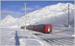 R1639 verlsst das eingeschneite Ospizio Bernina Richtung St.Moritz und wird einige Minuten spter am Piz Albris 3165m im Hintergrund vorbeifahren. www.mybernina.ch (12.01.2010)