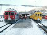  Unesco Lok  ABe 4/4 III Nr.51 mit einem Zug nach Tirano.Rechts der histor.Zug der Berninabahn (1909/1911)am 28.03.10 in St.Moritz.