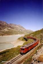ABe 4/4 42 der Berninabahn (Meterspur Adhsionsbahn) am Lago Bianco ca. 2200m, im Juli 2005.

