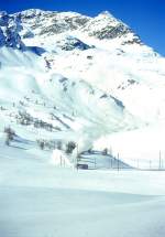 RhB Dampfschneeschleuderfahrtextrazug fr GRAUBNDEN TOURS 4413 von Bernina Lagalb nach Ospizio Bernina am 08.02.1997 bei Alp Bondo mit Xrot d 9213 - ABe 4/4II 48. Hinweis: Aufnahme vom vorrausfahrenden Rumzug
