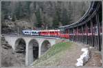 BerninaExpress 976 mit ABe 4/4 III 53  Tirano  und 55  Diavolezza  berquert soeben das Val da Pila. (20.05.2010)