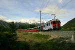 Gleich zwei der drei Werbetriebwagen, nmlich die Nummern 51 (100 Jahre Berninabahn) und 52 (Unesco), bespannten am Nachmittag des 3.6. den BEX 975, aufgenommen bei Punt Muragl Staz. 
