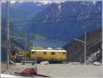 Xmf 4/4 9919 kommt durch die Alp Grmer Kurve von Cavaglia herauf. Dahinter sieht man den Lago di Poschiavo und den Taleinschnitt hinunter nach Tirano. (20.05.2010)