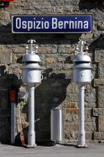 Bahnhofstafel und Glocken im Bahnhof Bernina-Hospiz, 15.
