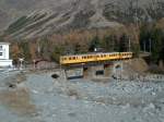 Berninabahn,Hist.Extrazug nach Pontresina bei der Station Morteratsch am 27.10.01