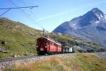 RhB EXTRAZUG 3472 von Ospizio Bernina nach St.Moritz am 26.08.2000 kurz nach Ospizio Bernina mit Triebwagen ABe 4/4I 30 - ABe 4/4I 34 - C 2012 - B 2060 - Xk 9398 - G 3/4 1. Hinweis: Die beiden Triebwagen sind inzwischen in gelb umlackiert!
