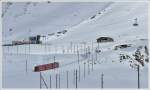 ber die Alp Bondo gleitet R1636 der Lagalb entgegen, wo die Kabinenbahn soeben eine Ladung Skifahrer auf den Gipfel bringt.