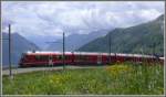 R1652 mit ABe 8/12 3511 erreicht Alp Grm. Im Taleinschnitt im Hintergrund liegt Tirano. (15.06.2011)