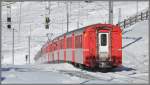 R1636 nach St.Moritz verlsst die Station Ospizio Bernina 2253m. Man knnte meinen es sei die Erdkrmmung, die man hier sieht, aber es ist nur die Einfahrt ins Geflle vom hchsten Punkt des RhB Netzes Richtung Engadin. (08.12.2011)