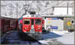 SBe 4/4 III 53  Tirano  mit R1633 wartet in Bernina Lagalb auf die Zugskreuzung mit R1644. (08.12.2011)