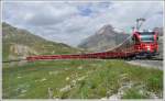 Voll ausgelasteter R1625 erklimmt die 70 Promille Steigubg zwischen Alp Bondo und der Arlas-Galerie. (21.06.2012)