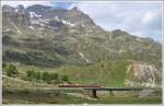 Der R1625 mit einem ABe 8/12 kommt ber die Alp Bondo Richtung Obere Berninabachbrcke gefahren. (21.06.2012)