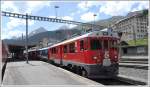 BerninaExpress 975 nach Tirano steht bereit zur Abfahrt in St.Moritz mit den zwei ABe 4/4 III 54  Hakone  und 53  Tirano .