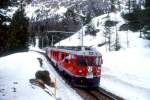 RhB Bergezug 9458 von Montebello nach Pontresina am 06.03.1998 zwischen Montebello und Morteratsch mit Triebwagen ABe 4/4III 54 - Bergetriebwagen Xe 4/4 9920 - Gbkv 5508.