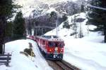 RhB Regionalzug 460 von Tirano nach St.Moritz am 06.03.1998 zwischen Bernina Suot und Morteratsch kurz unterhalb Montebello mit Triebwagen ABe 4/4 III 56 - B 2308 - B 2465 - AB 1545 - BD 2474 - Rw