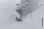 Dann konnte es losgehen. Die Dampfschneeschleuder kmpfte sich durch die knstlich angelegten Schneemassen (Ospizio Bernina, 23.02.2013)