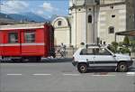 Berninabahn in Tirano.

Nach der Bahnpassage geht das Leben weiter. Es wirkt, als wrde bei jeder Zugpassage das Leben auf dem Platz fr zwei Minuten angehalten. Und jetzt geht es weiter.

Im Juli 2013.