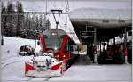 Angesagt ist ein starker Föhnsturm, weshalb  R1613 mit Allegra 3503 den Spurpflug Xk9143 mit sich führt. Pontresina (05.02.2014)