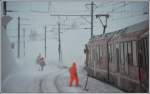 Neben den Schleuderfahrten gibts viel Knochenarbeit mit Schaufel und Besen, um die Berninalinie bei jedem Wetter offenzuhalten. Bernina Lagalb R1612 (05.02.2014)