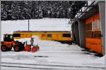 Gmf 28701 versteckt sich hinter einem Schneehaufen vor dem Depot Pontresina.