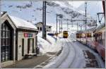 In Bernina Suot kreuzt R 1617 den Xe 9922 der Schneeräumungsequipe. (21.02.2014)