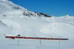Der Bernina Express auf dem Weg von St. Moritz nach Tirano zwischen Bernina Diavolezza und Alp Grüm; 23.02.2014
