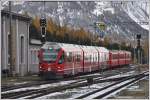 R1645 mit ABe 8/12 3511 aus St.Moritz fährt in Pontresina ein (23.10.2014)
