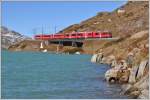 R1629 auf der Brücke am See bei Ospizio Bernina 2253m ü/M. (26.10.2014)