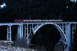 Ge 4/4 II 625 fährt mit dem Alpine Pullmann Classic anlässlich der 100 Jahr Feier,Strecke Chur-Arosa im allerletzten Büchsenlicht über das Langwieser Viadukt aus Arosa zurückkommend Richtung Chur.Bild vom 13.12.2014