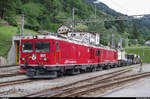 Die beiden Zweikraftloks Gem 4/4 801 und 802 bespannen in Poschiavo einen Güterzug bestehend aus dem schweren Sersa Kran VT maas 80 85 958 1 701-2 sowie zwei Schotterwagen (möglicherweise