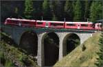 Regionalzug auf dem Aqua da Pila Viadukt zwischen Cavaglia und Alp Grüm.  Zuglok  ist der Allegra-Triebwagen ABe 8/12 3506  Anna von Planta  August 2015.