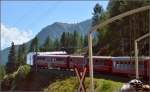 Langsam aber kontinuierlich windet sich die Berninabahn den Paß empor. Zwischen Cavaglia und Alp Grüm, August 2015.