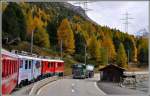Bahn und Strasse teilen sich ein Stück weit den engen Platz am Bernina, wie hier zwischen Morteratsch und Bernina Suot. R1629 mit ABe 4/4 III 56  Corviglia  und 51  Poschiavo . (07.10.2015)