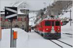 R1629 mit ABe 4/4 III 53  Tirano  beim  Espresso  Stop in Alp Grüm.