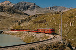 RhB: Eine Doppeltraktion ABe 4/4 41-49 (1964) war im September 1986 am Lago Bianco auf dem Berninapass in Richtung Tirano unterwegs.